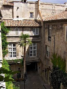 Lire la suite à propos de l’article Hôtel trois étoiles dans le centre historique d’Arles:Hôtel Arlatan