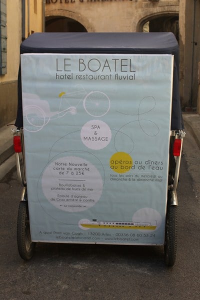 Lire la suite à propos de l’article Le Boatel à Arles, Hôtel Restaurant fluvial au Pont Van Gogh.