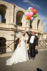 Les jeunes mariés devant les Arènes