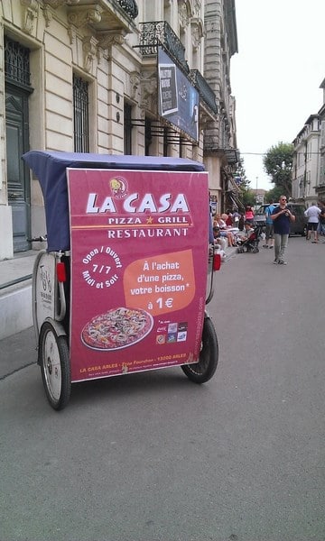 Read more about the article Street marketing à Arles: La Casa Pizza Grill choisit Taco and Co